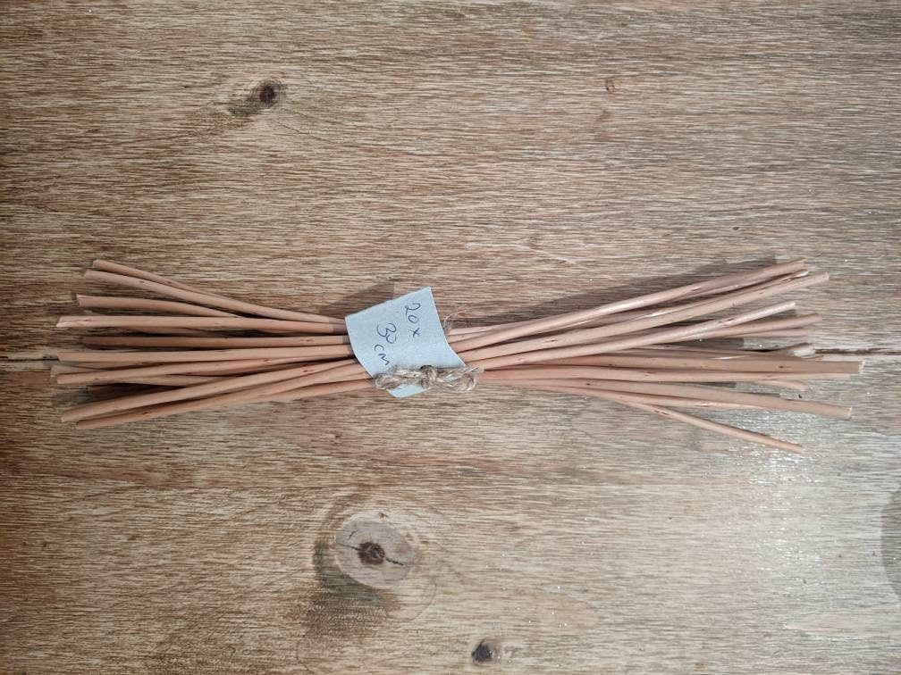 Willow sticks, twigs for craft. Bundle of 20. 10cm- 30cm length. 3-8mm thickness. Natural rustic sticks with bark on.