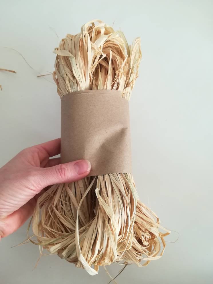 Natural raffia twine for wreath making, craft, eco present wrapping and gardening.
