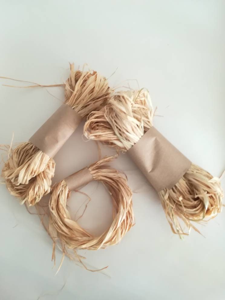 Natural raffia twine for wreath making, craft, eco present wrapping and gardening.
