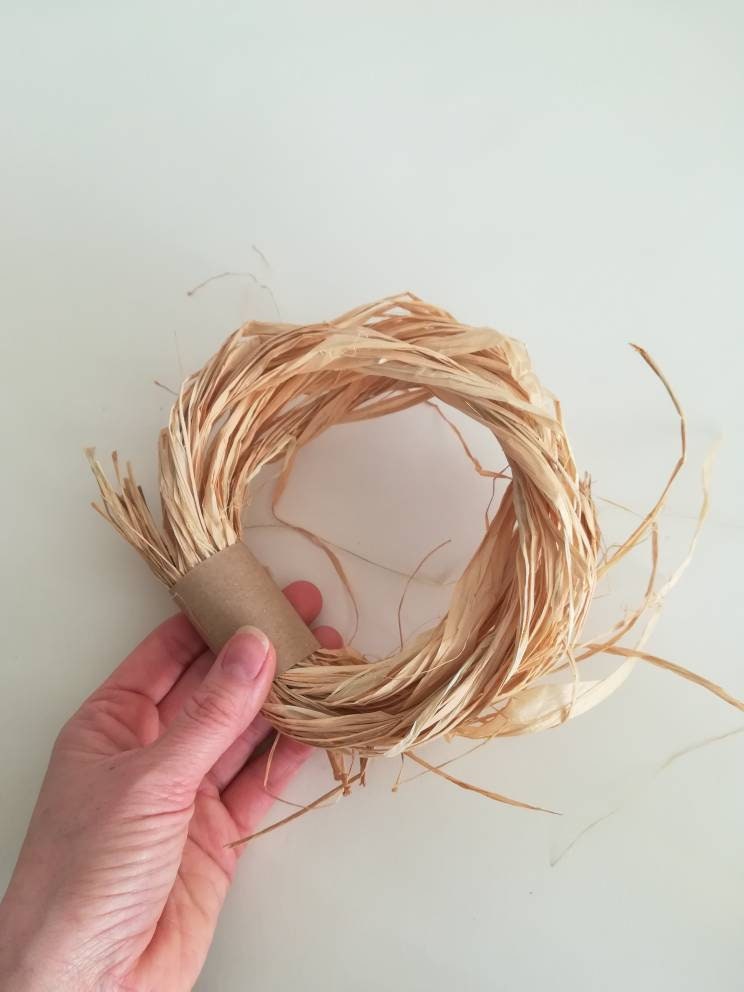 Natural raffia twine for wreath making, craft, eco present wrapping and gardening.