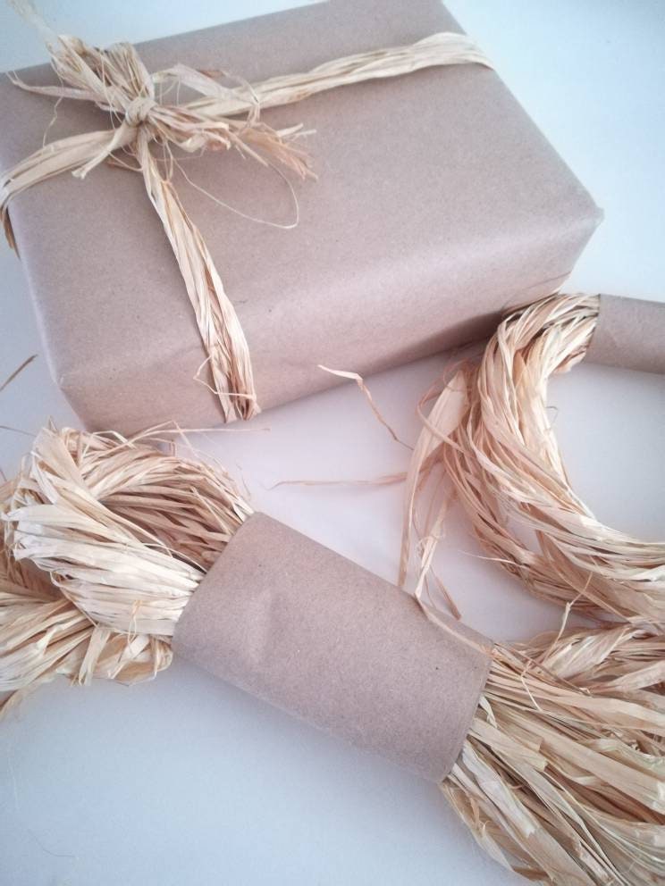 Natural raffia twine for wreath making, craft, eco present wrapping and gardening.