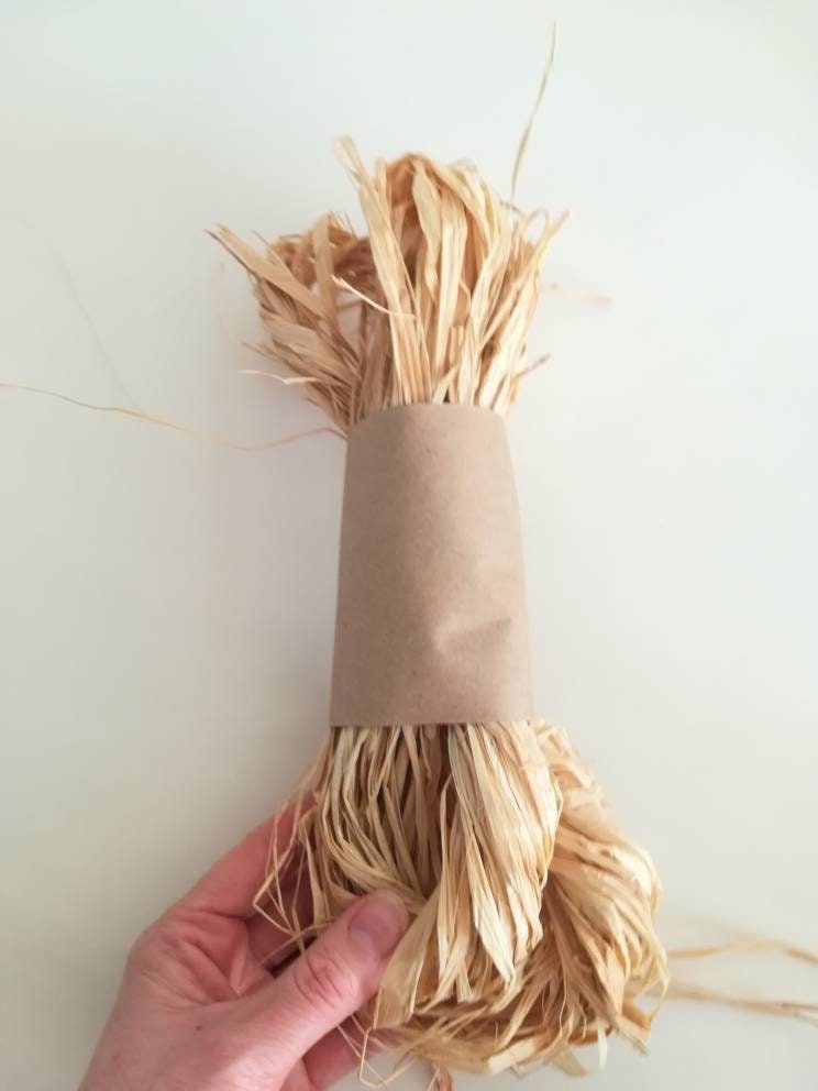 Natural raffia twine for wreath making, craft, eco present wrapping and gardening.