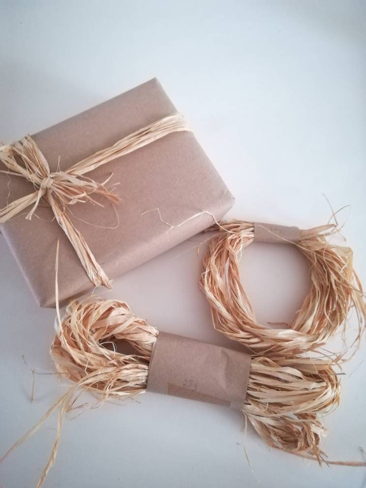 Natural raffia twine for wreath making, craft, eco present wrapping and gardening.