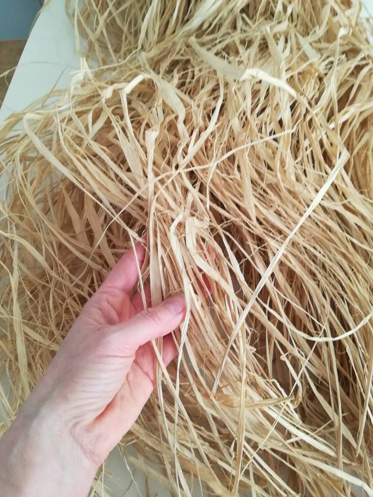 Natural raffia twine for wreath making, craft, eco present wrapping and gardening.