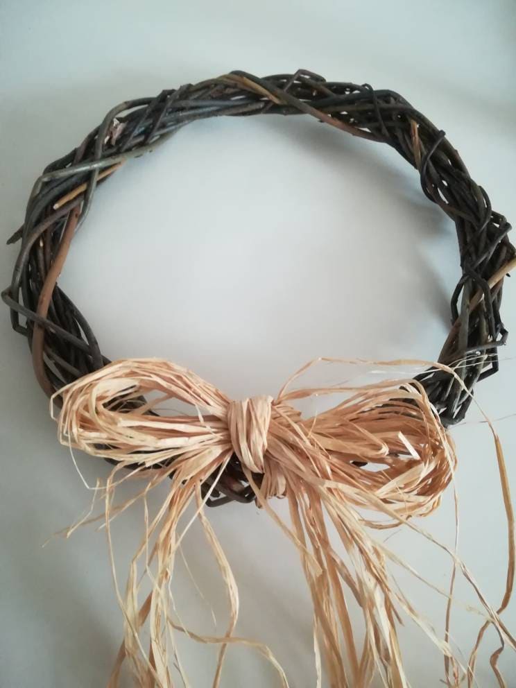Natural raffia twine for wreath making, craft, eco present wrapping and gardening.