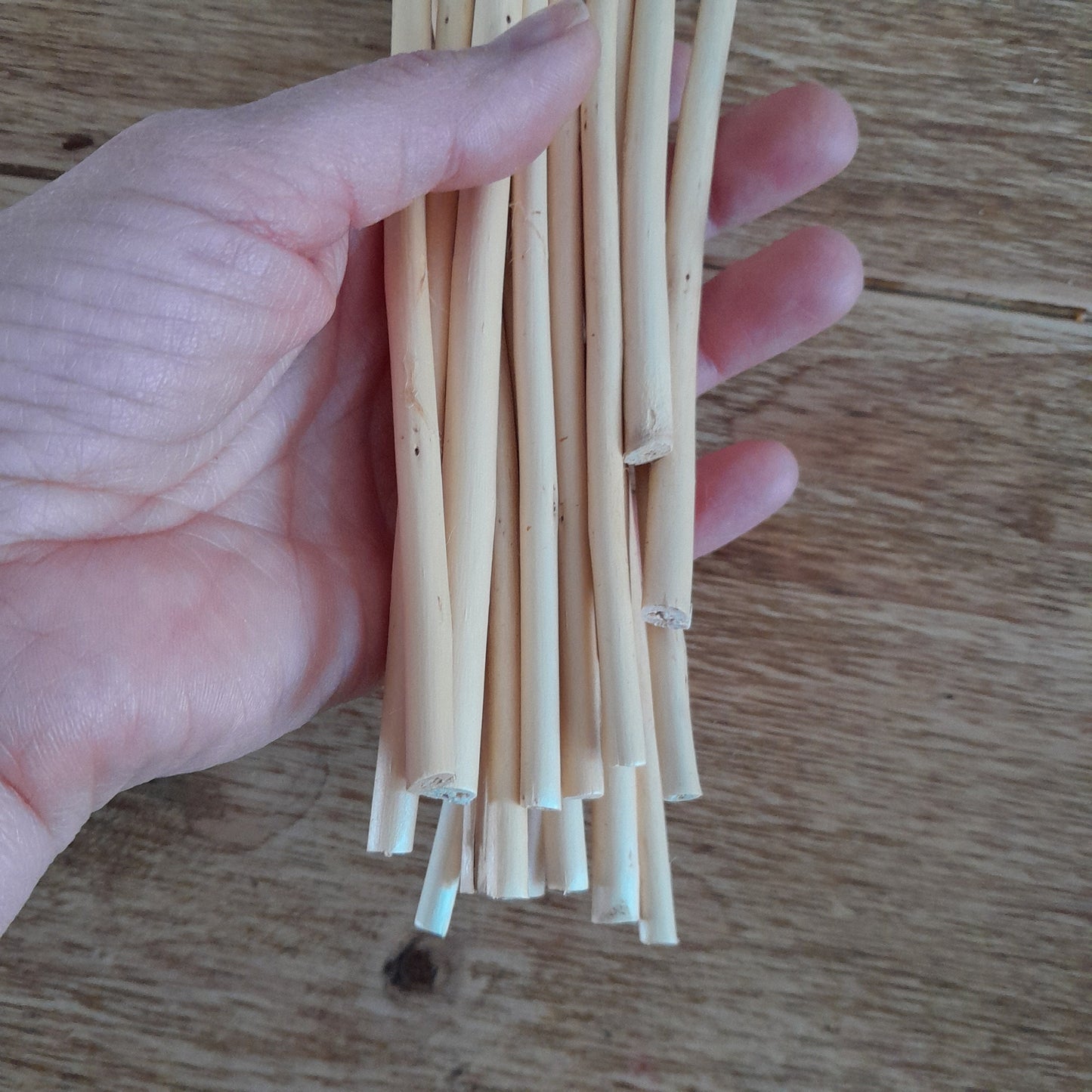 Willow sticks, twigs for craft. Bundle of 20. 10cm- 30cm length. 3-8mm thickness. Natural rustic sticks with bark on.