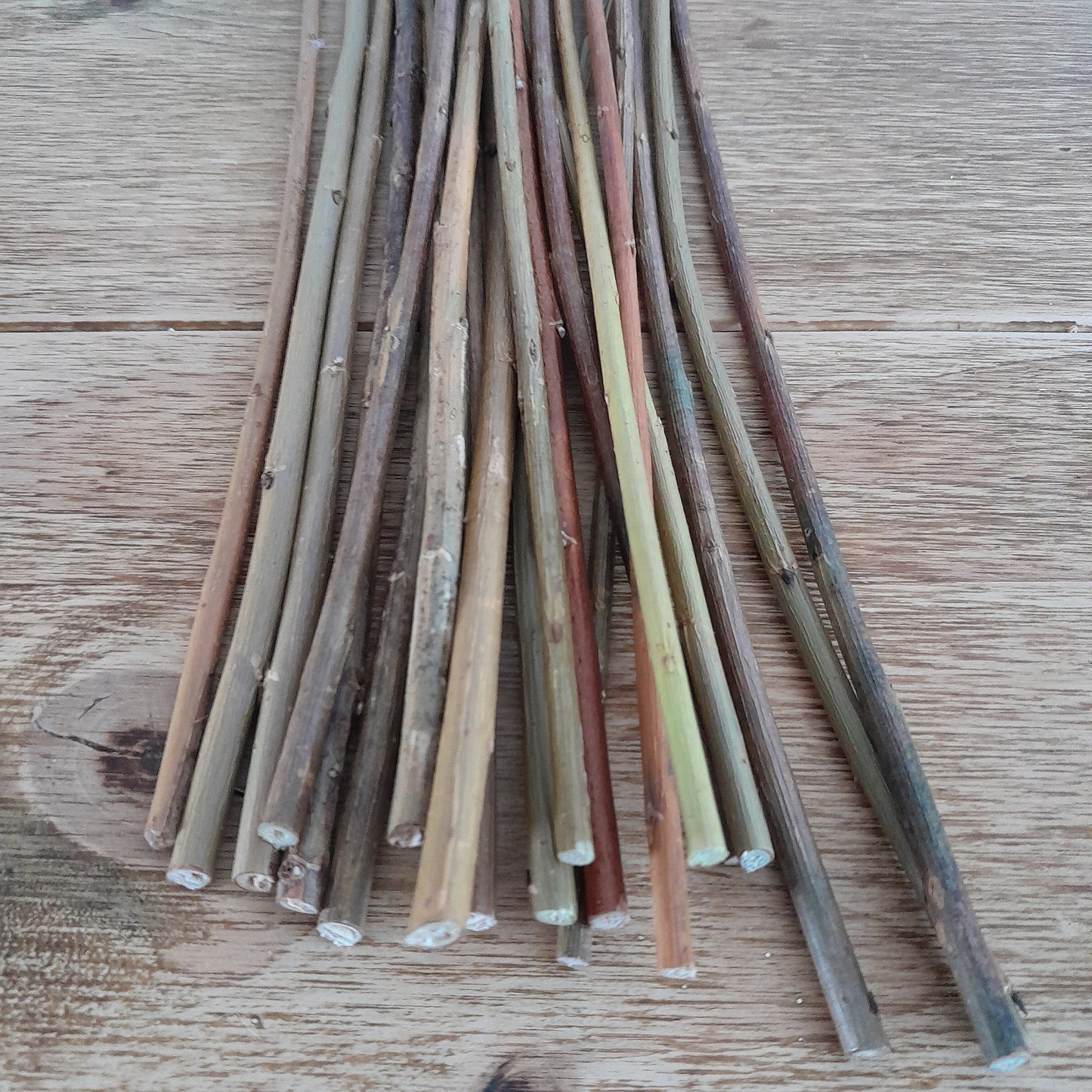 Willow sticks, twigs for craft. Bundle of 20. 10cm- 30cm length. 3-8mm thickness. Natural rustic sticks with bark on.