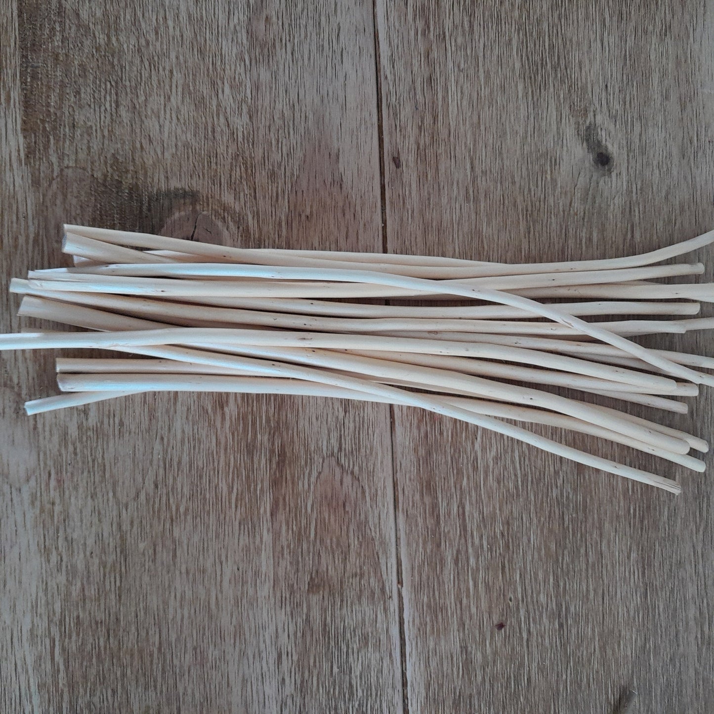 Willow sticks, twigs for craft. Bundle of 20. 10cm- 30cm length. 3-8mm thickness. Natural rustic sticks with bark on.