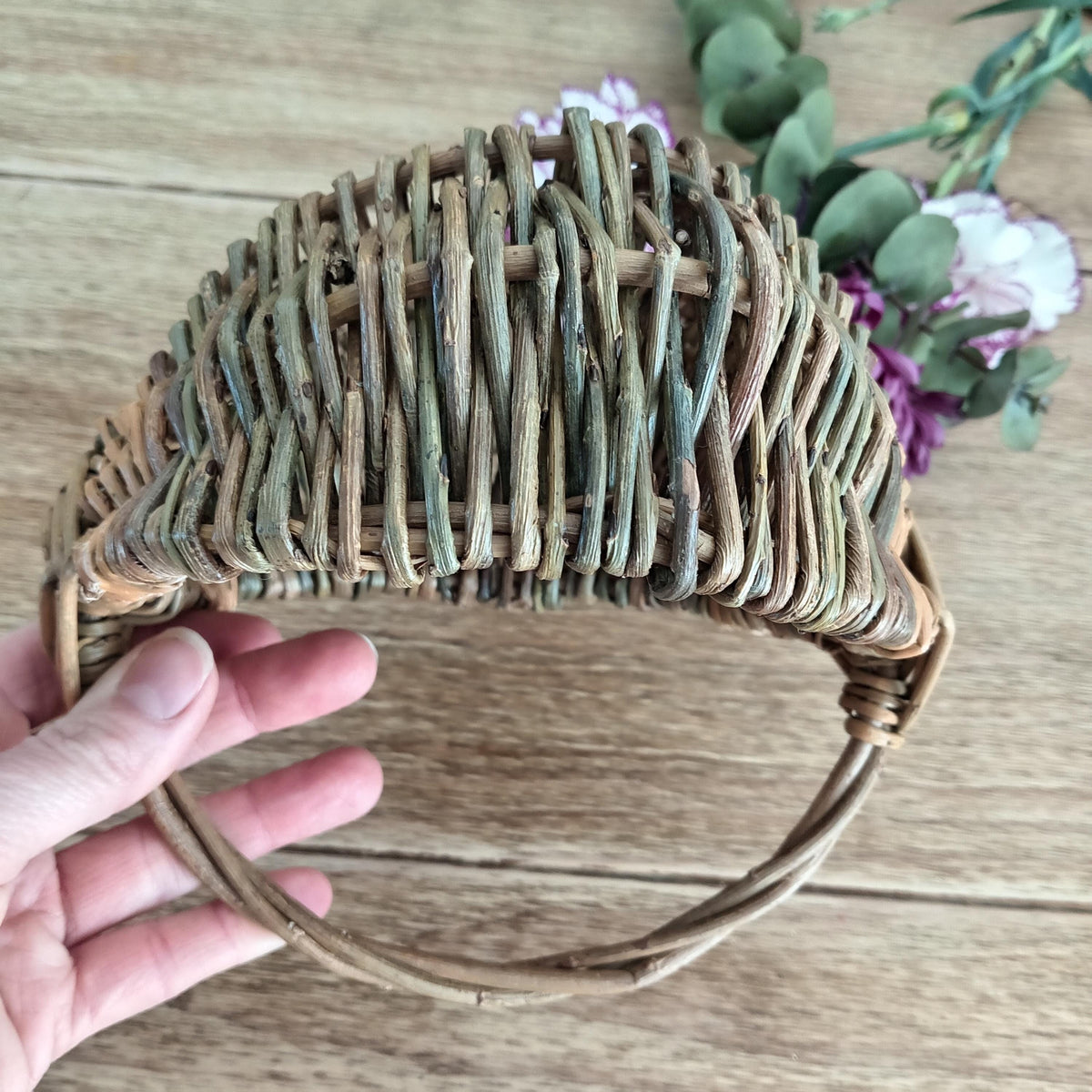 Small Decorative Brown Willow Basket. Rustic Wicker Frame Basket with Handle for Easter Egg Hunt, Storage or Display. 15cm Wicker Basket