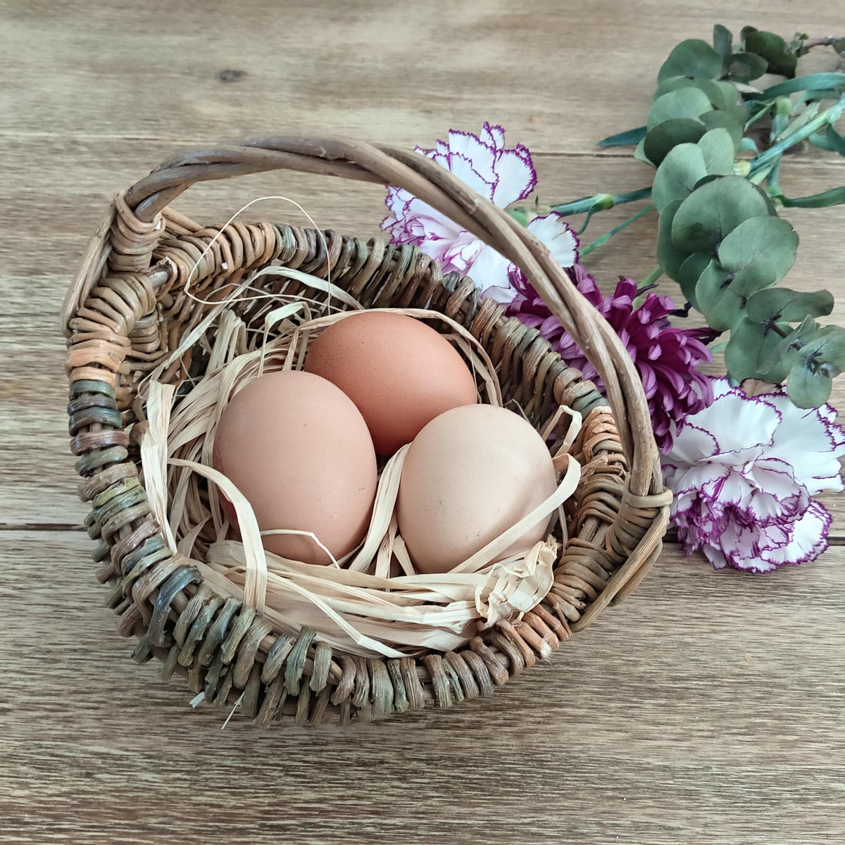Small Decorative Brown Willow Basket. Rustic Wicker Frame Basket with Handle for Easter Egg Hunt, Storage or Display. 15cm Wicker Basket