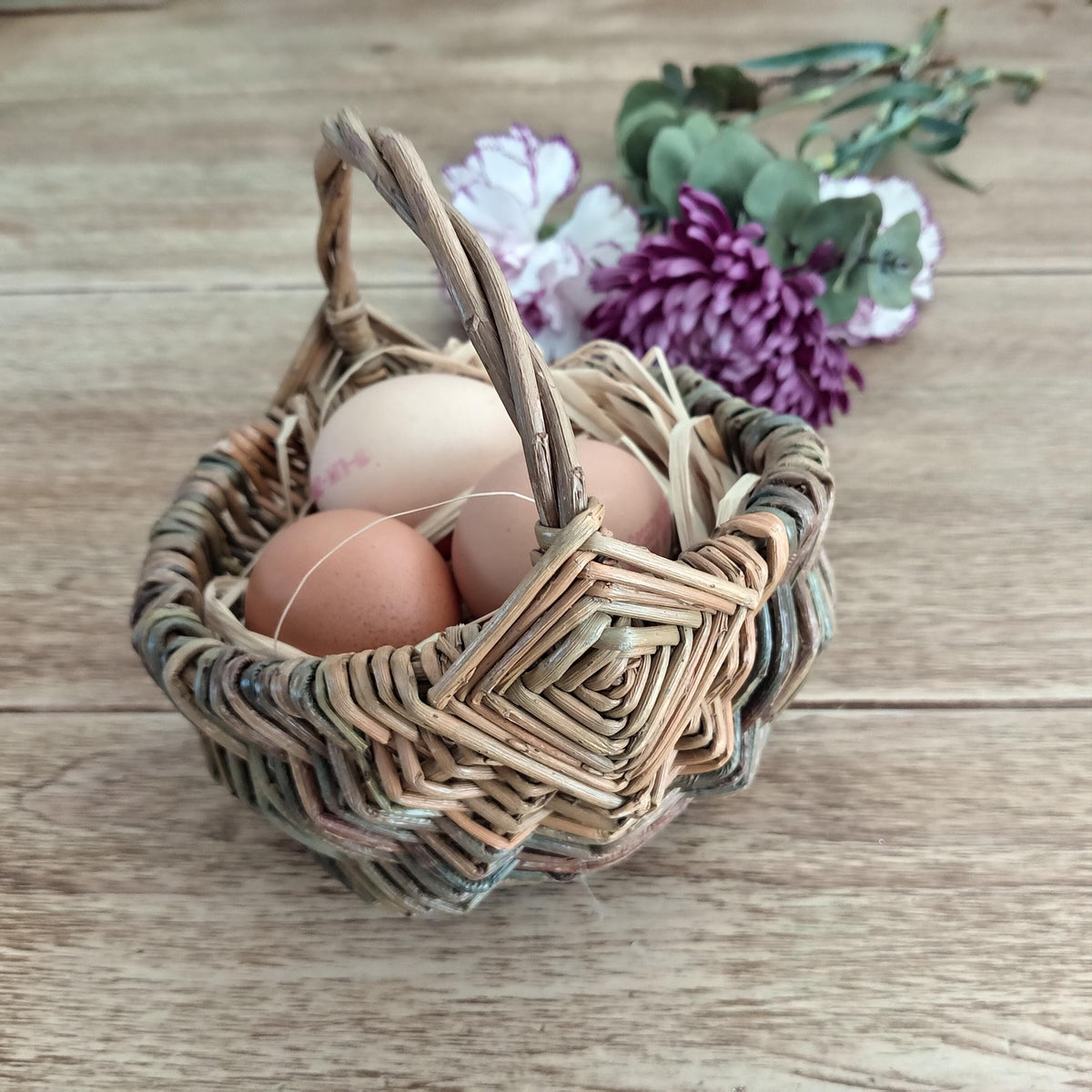 Small Decorative Brown Willow Basket. Rustic Wicker Frame Basket with Handle for Easter Egg Hunt, Storage or Display. 15cm Wicker Basket