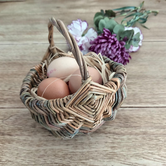 Small Decorative Brown Willow Basket. Rustic Wicker Frame Basket with Handle for Easter Egg Hunt, Storage or Display. 15cm Wicker Basket