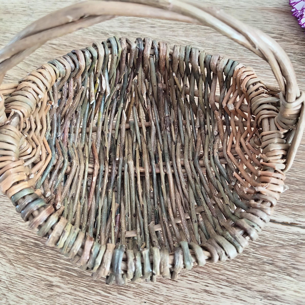 Small Decorative Brown Willow Basket. Rustic Wicker Frame Basket with Handle for Easter Egg Hunt, Storage or Display. 15cm Wicker Basket